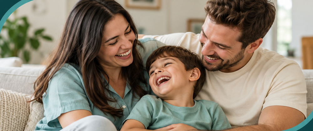 Família em um momento de carinho em casa